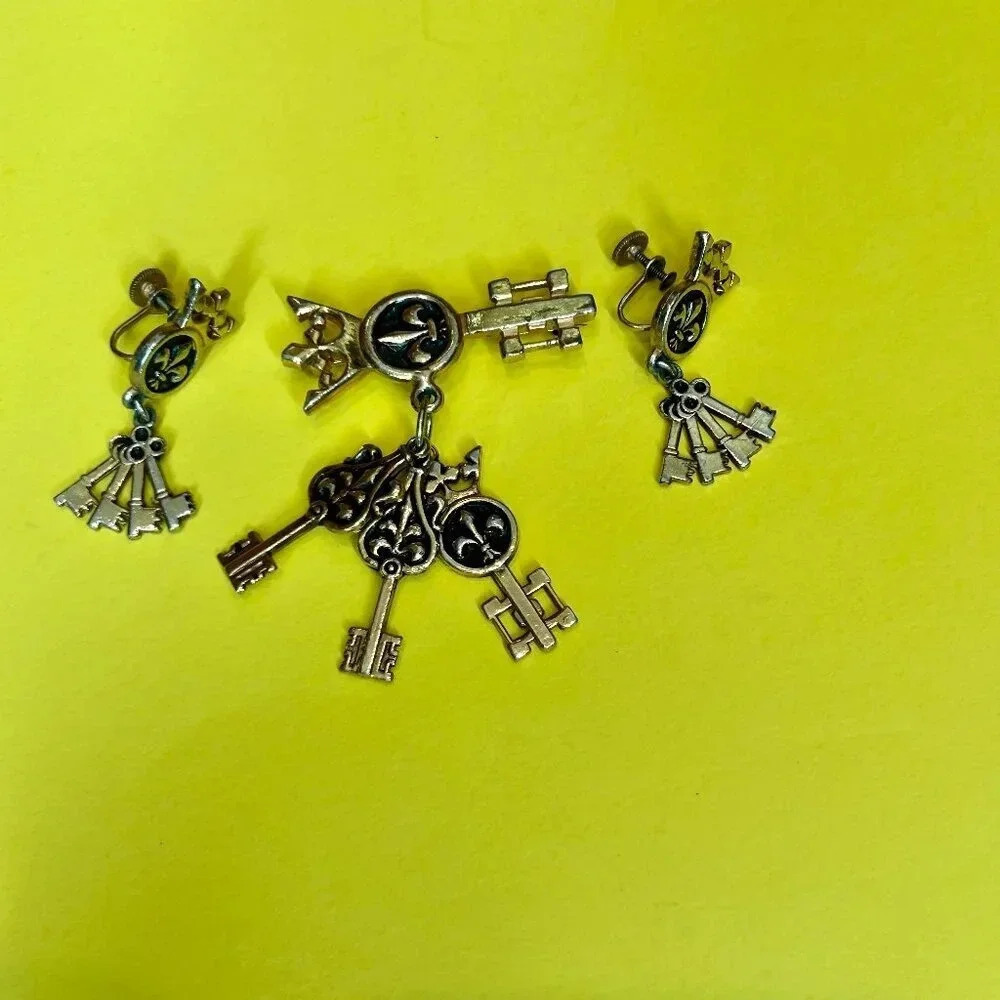 Vintage 50s Gold Plated Fleur de Lis Keys Brooch and Screwback Earrings